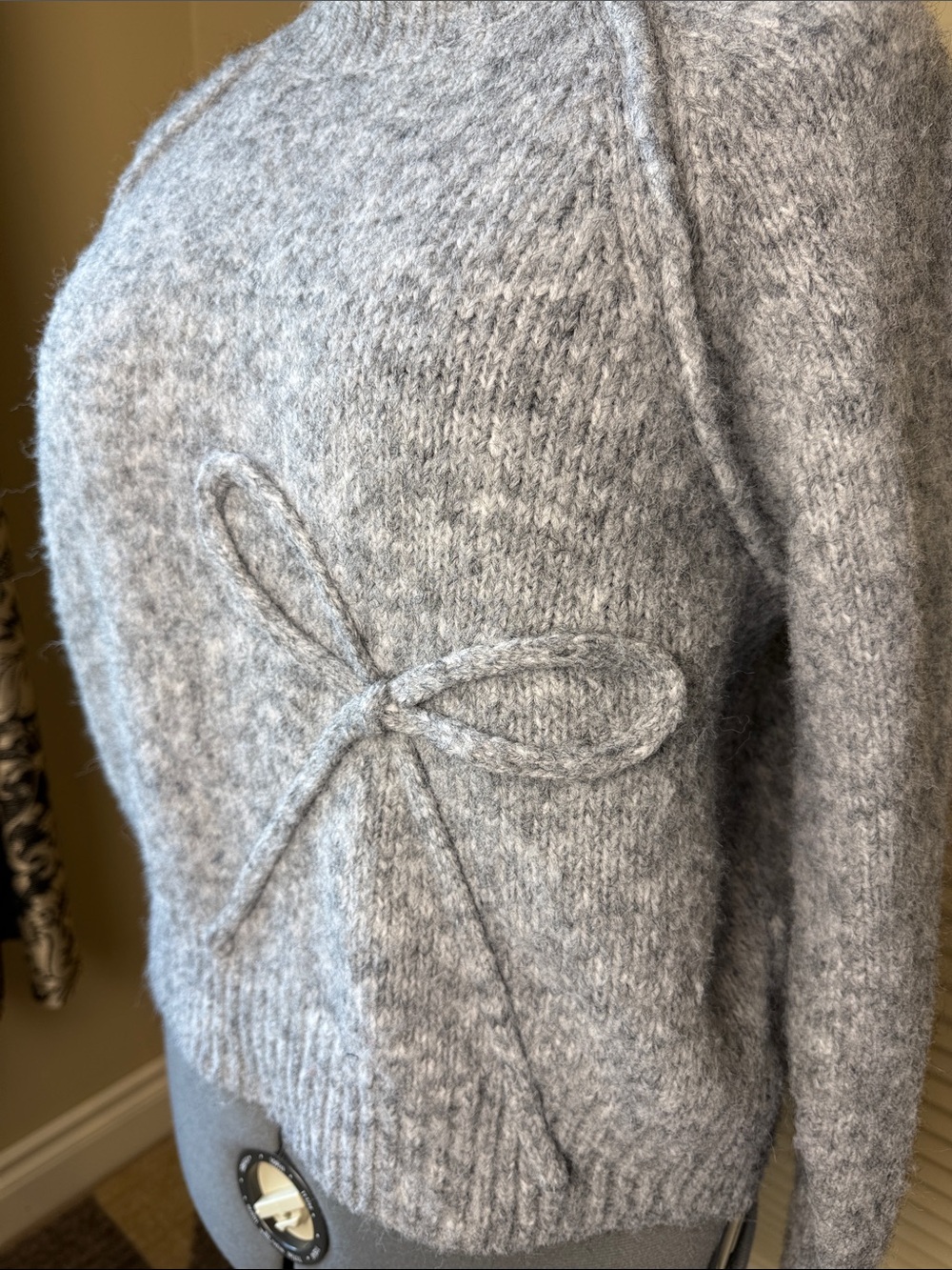 Cozy Women's Gray Knit Sweater with Side Bow Detail - Picture 3 of 8